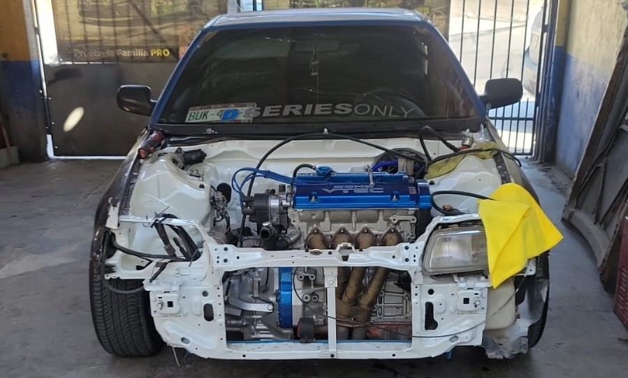 Vehículo en taller con motor abierto